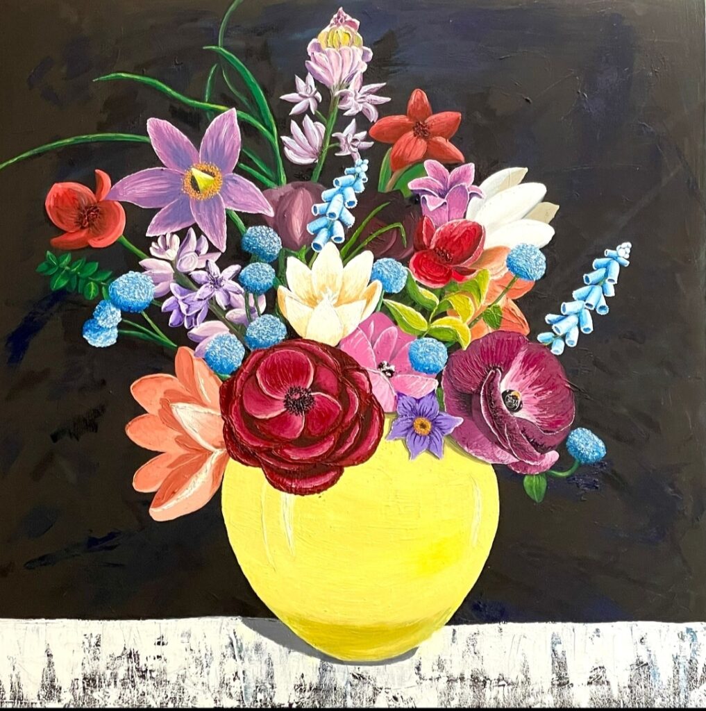Ein gemaltes Blumenarrangement in einer gelben Vase vor einem dunklen Hintergrund.