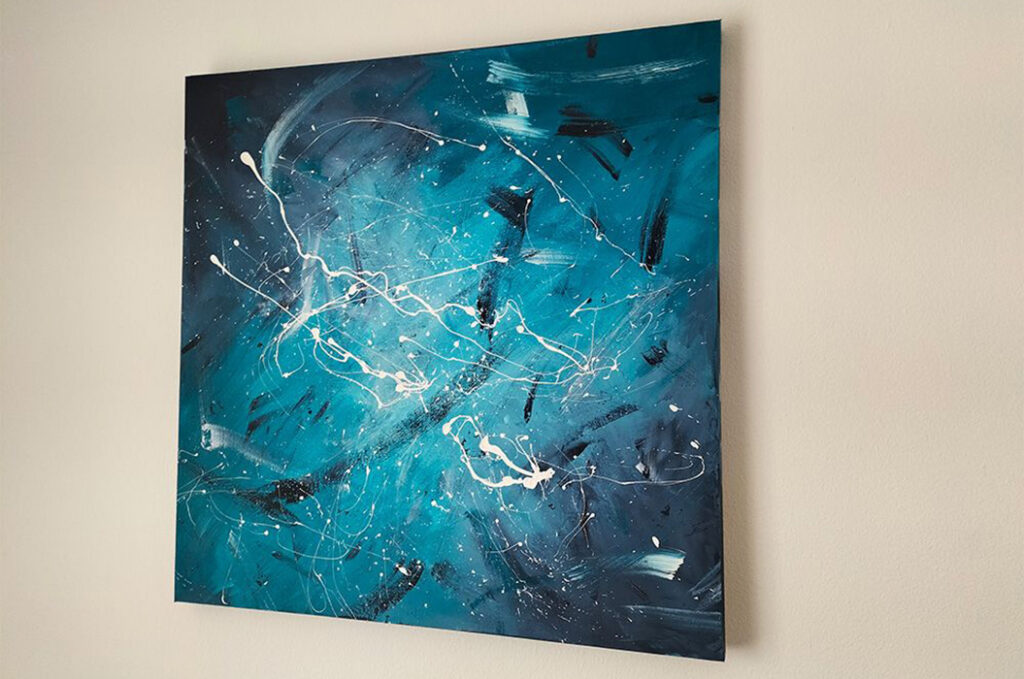 Abstraktes Gemälde in Blau mit dynamischen weißen und schwarzen Linien.