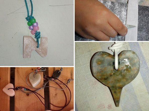 Verschiedene selbstgemachte Schmuckanhänger aus Stein und Perlen in Herz und N Formen