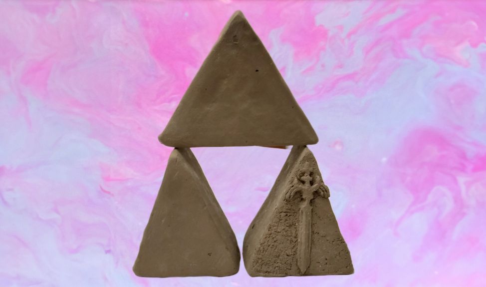 Drei beige Tonpyramiden auf rosa marmoriertem Hintergrund, eine mit Schwertfigur