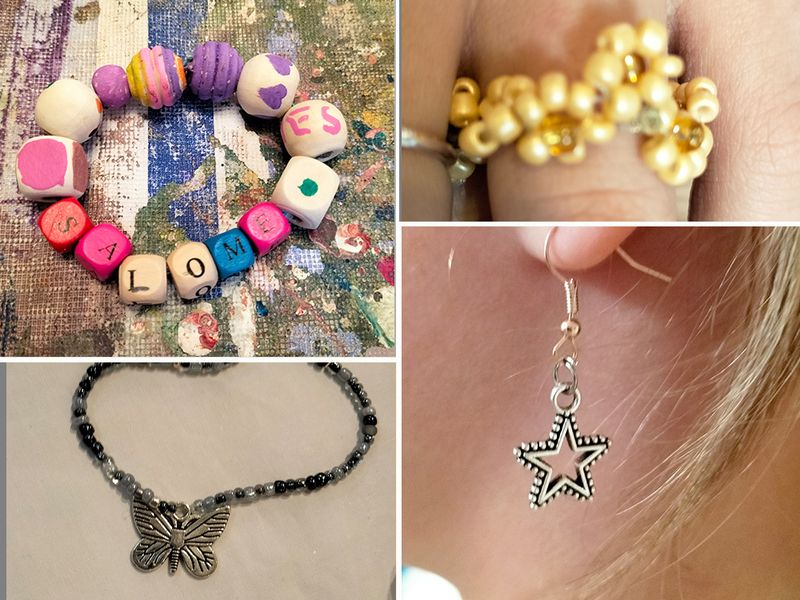 Vier Schmuckstücke aus bunten und silbernen Perlen, darunter ein Armband mit Namen