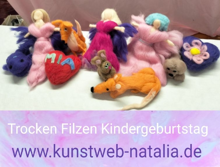Mehrere bunte Filztiere und Feenfiguren lächeln freundlich auf weißem Hintergrund