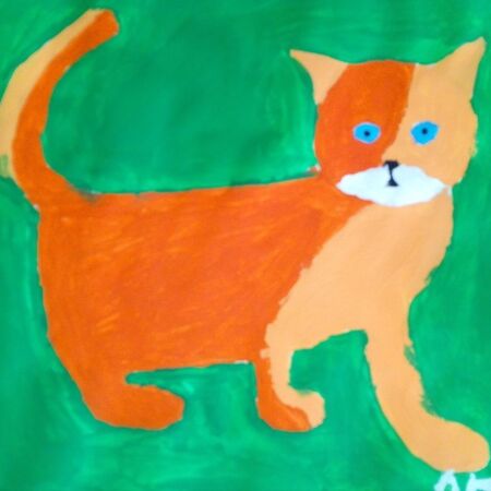 Eine orange Katze mit blauen Augen steht auf grünem Untergrund und wirkt aufmerksam