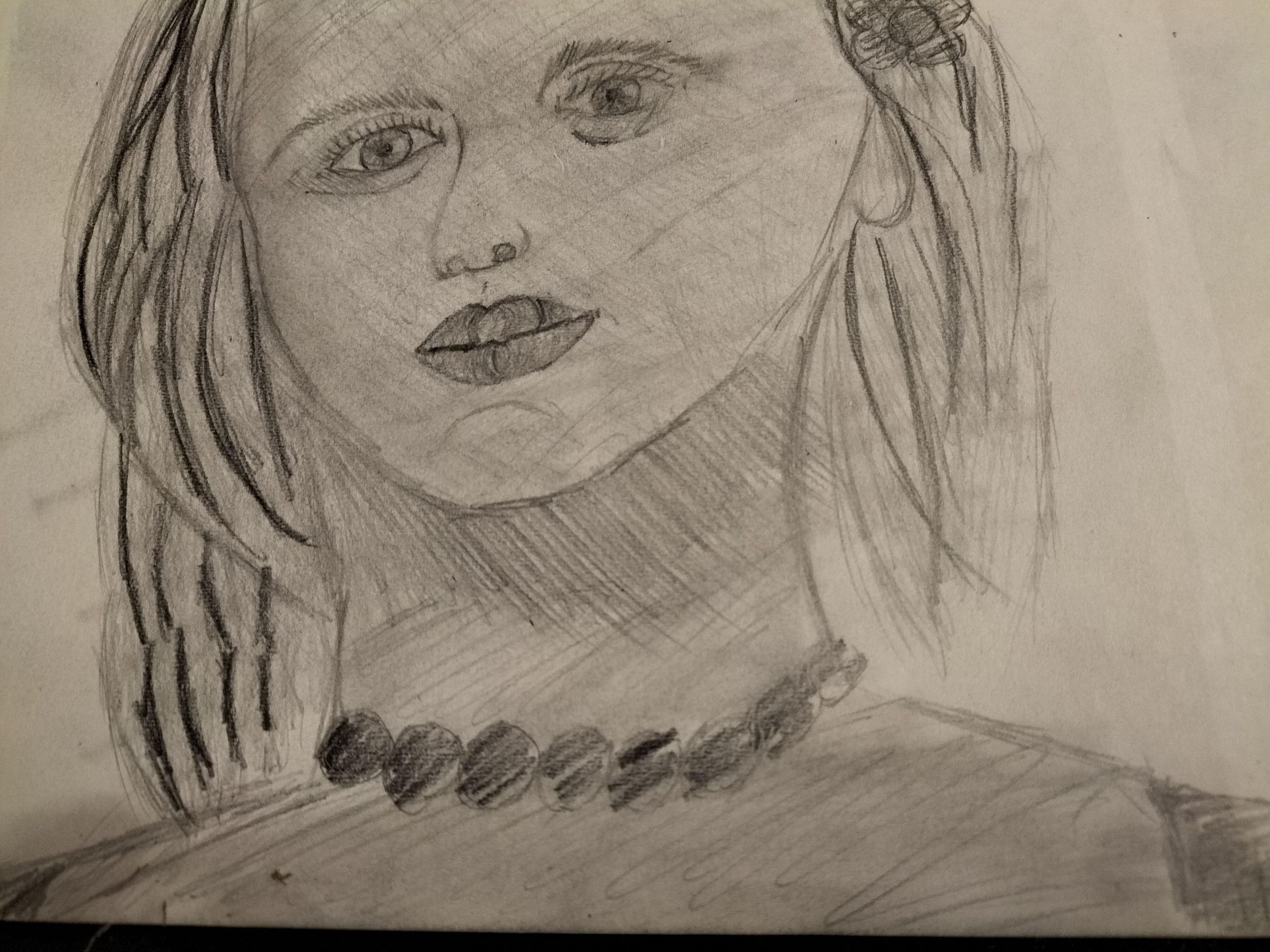 Eine gezeichnete Frau mit langen Haaren, ernstem Blick und auffälliger Perlenkette