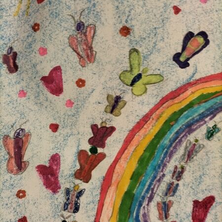 Bunte Schmetterlinge und ein Regenbogen auf hellblauem Papier mit kleinen Herzen