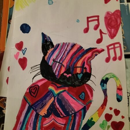 Eine bunt gestreifte Katze mit geschlossenen Augen ist von Herzen und Noten umgeben