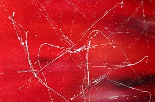 Rote abstrakte Malerei mit weißen Farbspritzern und dynamischen Pinselstrichen
