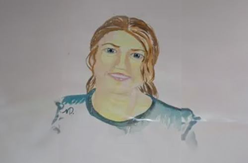 Gemaltes Porträt einer Frau mit lockerem Lächeln, braunem Haar und hellem Shirt
