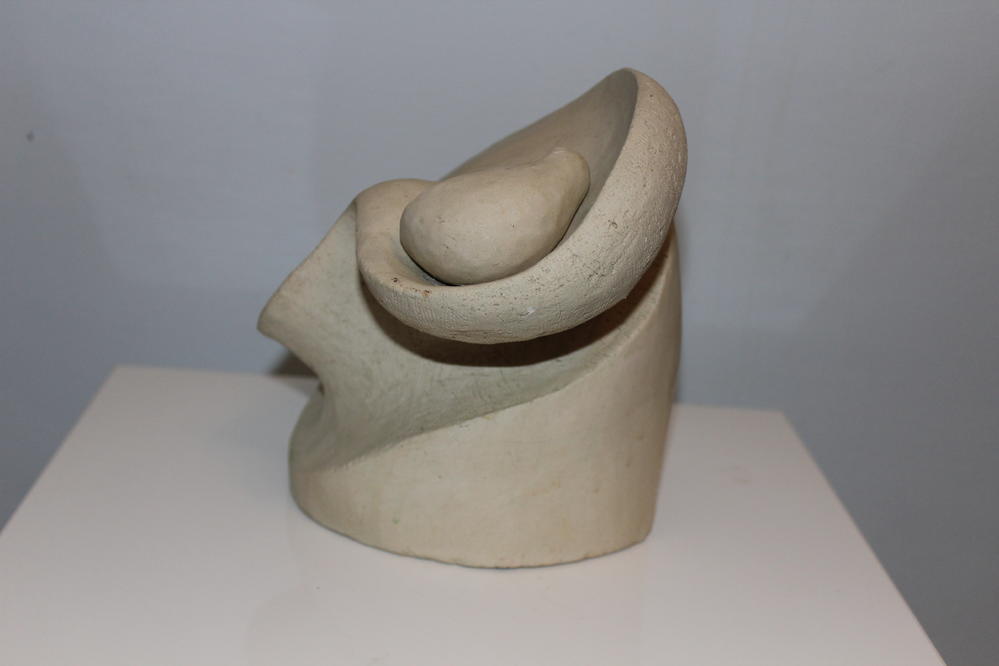 Abstrakte beigefarbene Skulptur mit geschwungenen Formen und interessantem Profil