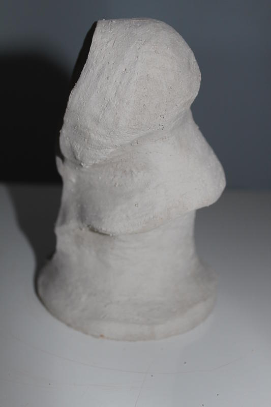 Eine abstrakte Skulptur aus weißem Gips mit sanften Rundungen und matter Oberfläche