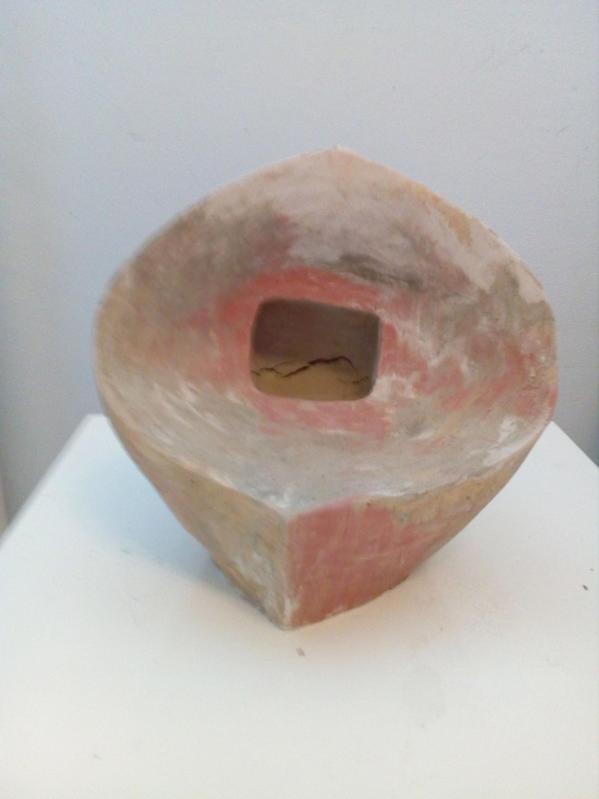 Keramikskulptur mit rötlicher und beige Farbe sowie einer rechteckigen Öffnung vorne