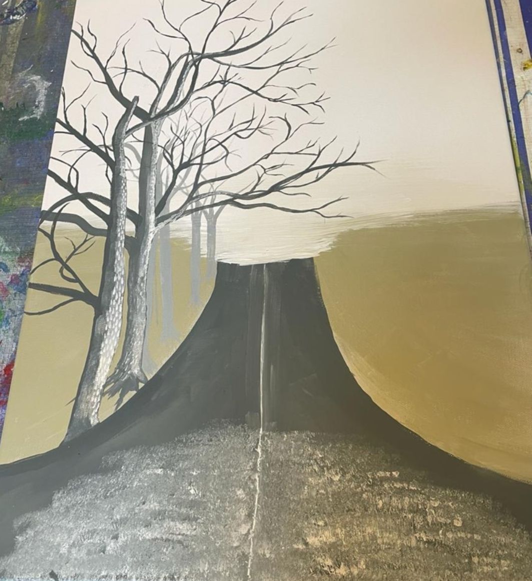 Ein gemalter Weg führt durch eine goldene Landschaft mit kahlen Bäumen links