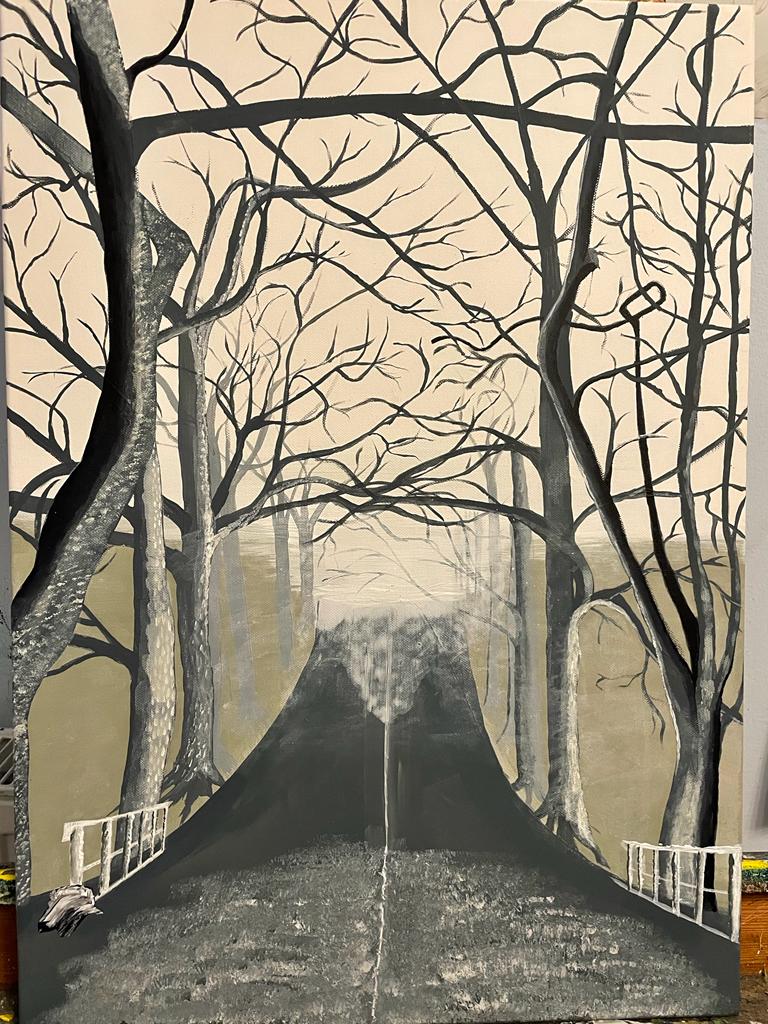 Ein grauer leerer Straßenweg führt in eine winterliche, neblige Baumallee