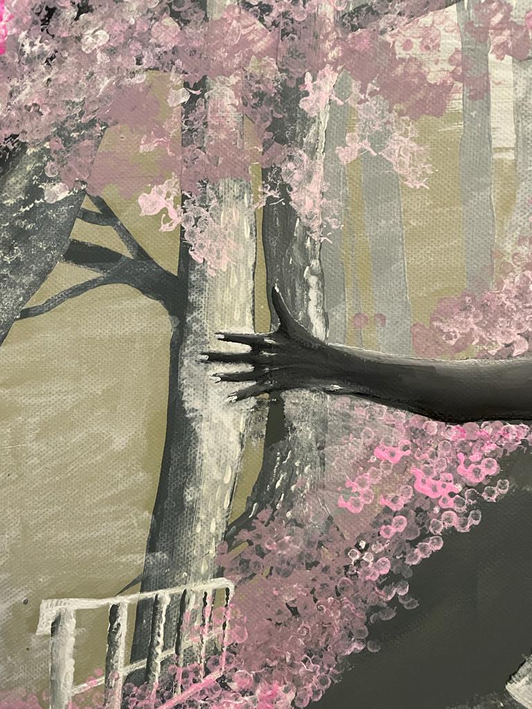 Ein dunkler Arm mit gespreizten Fingern ragt aus rosa blühenden Bäumen hervor