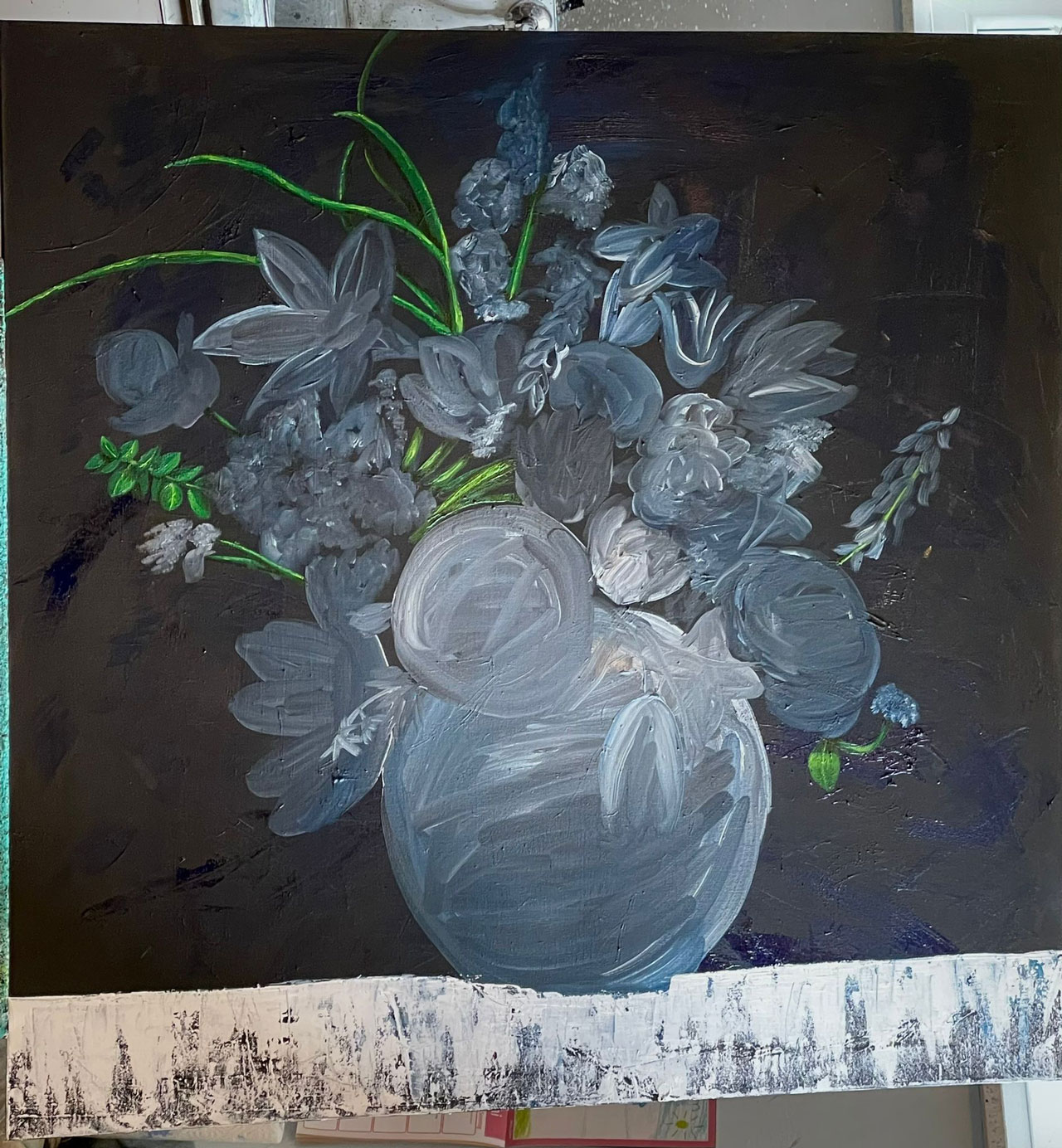 Ein gemaltes Stillleben zeigt eine Vase mit grauen und blauen Blumen auf dunklem Grund