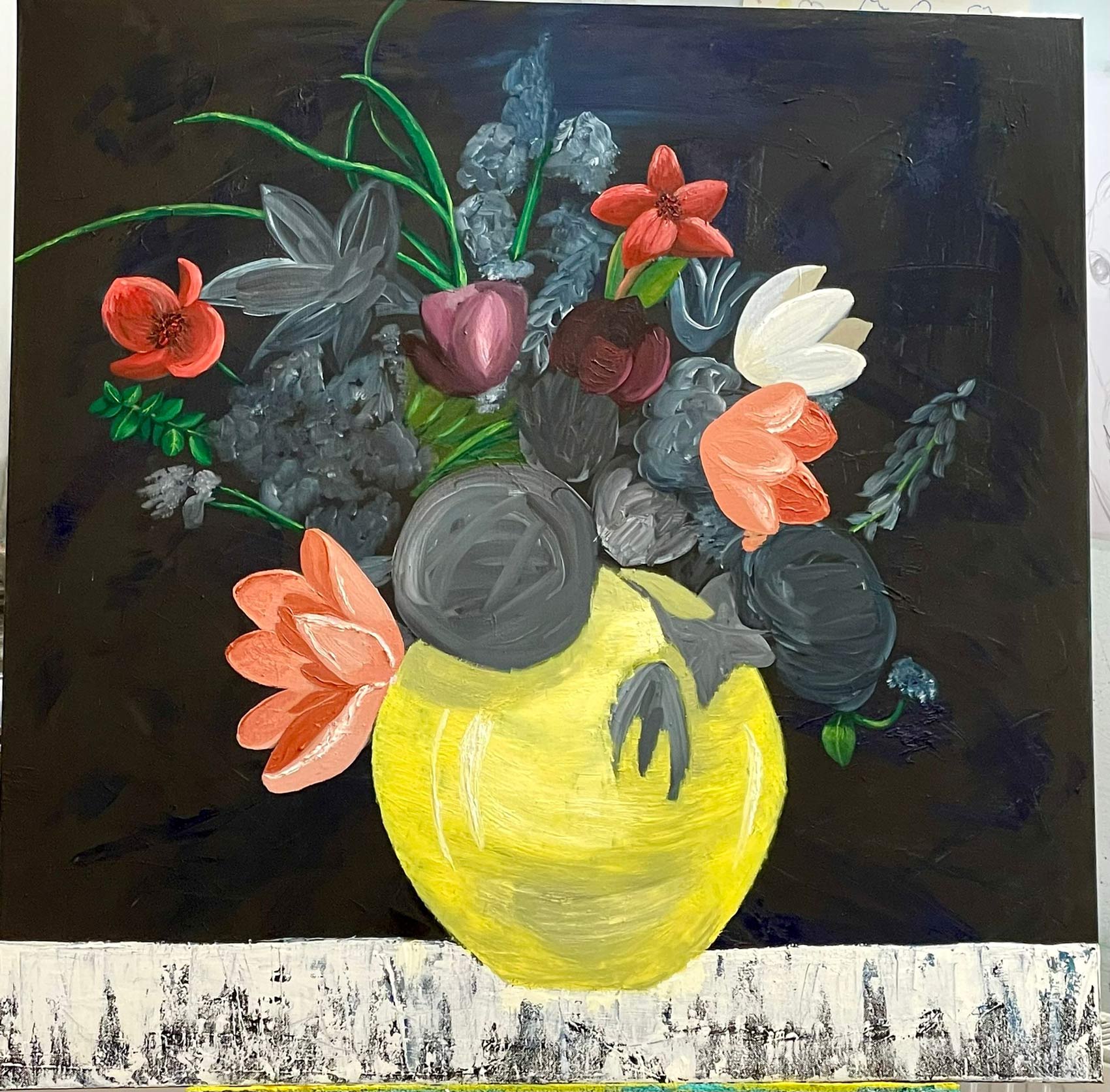 Gemaltes Stillleben mit gelber Vase und bunten Blumen vor dunklem Hintergrund