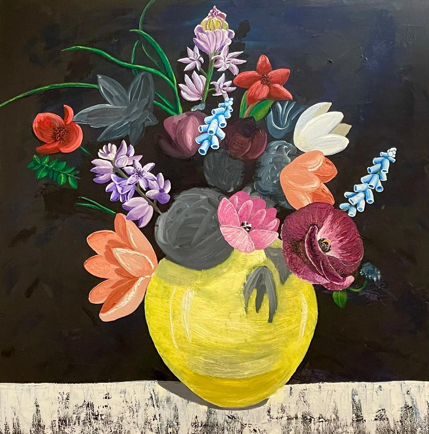 Bunter Strauß mit verschiedenfarbigen Blumen in einer gelben Vase vor dunklem Hintergrund