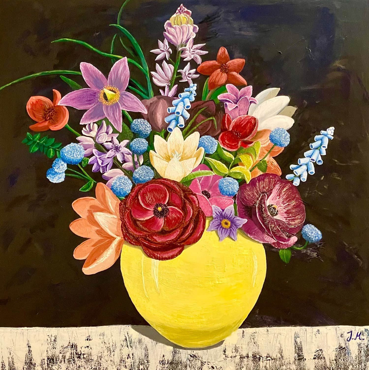 Ein bunter Blumenstrauß mit roten, blauen und weißen Blüten in einer gelben Vase vor dunklem Hintergrund