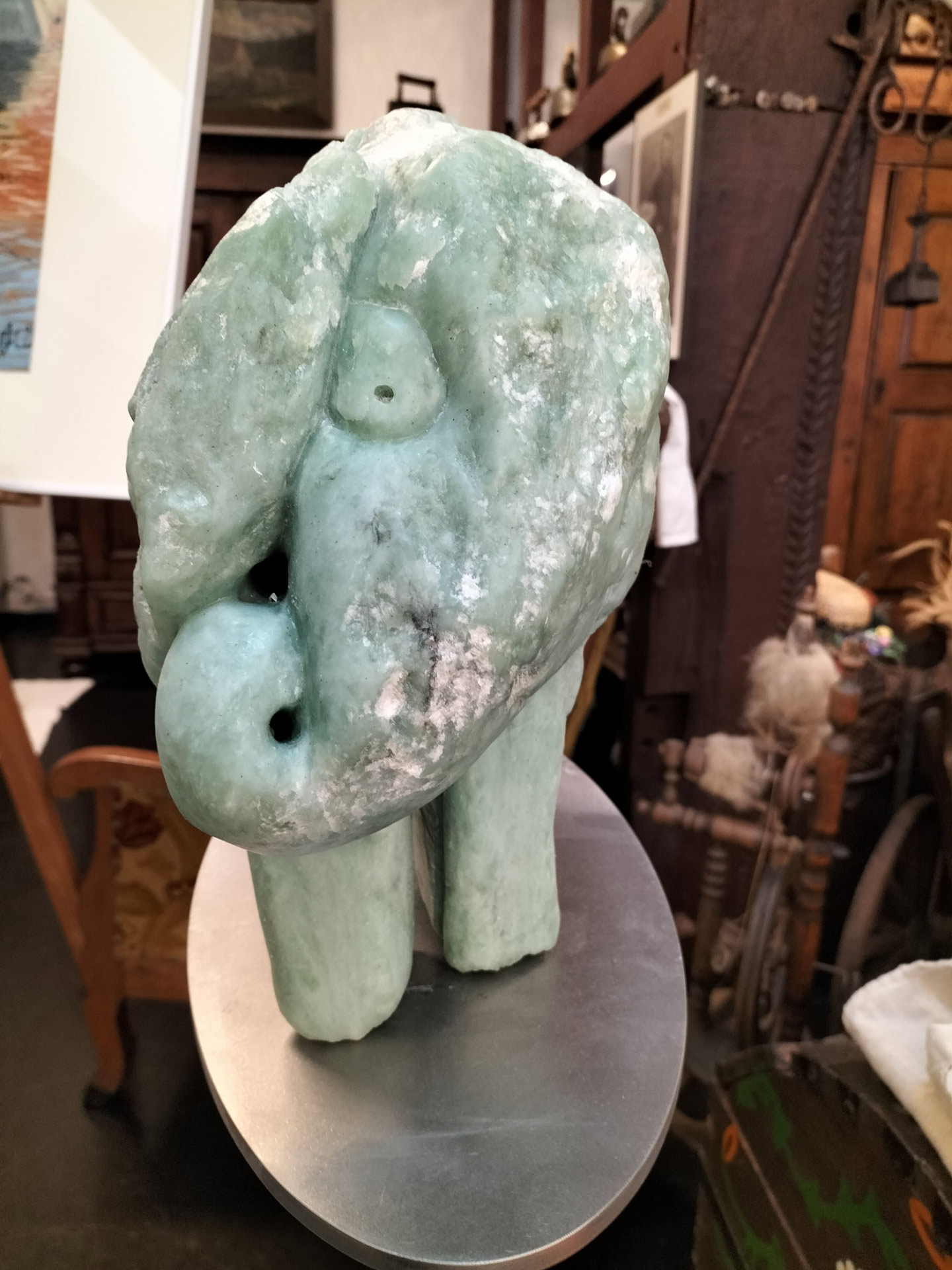 Eine mintgrüne abstrakte Skulptur mit natürlichen Linien und ungewöhnlicher Form