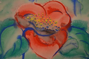 Ein rotes, stilisiertes Blütenmotiv mit gelben Details und grünen Blättern