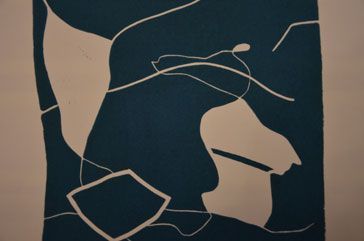 Abstraktes dunkelblaues Kunstwerk mit weißen Linien und ungleichmäßigen Formen