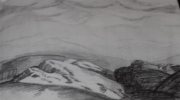 Eine mit Bleistift gezeichnete felsige Landschaft unter bewölktem Himmel