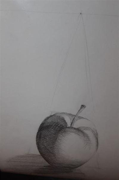 Ein mit Bleistift schattierter Apfel mit sichtbarem Stiel liegt auf hellem Untergrund