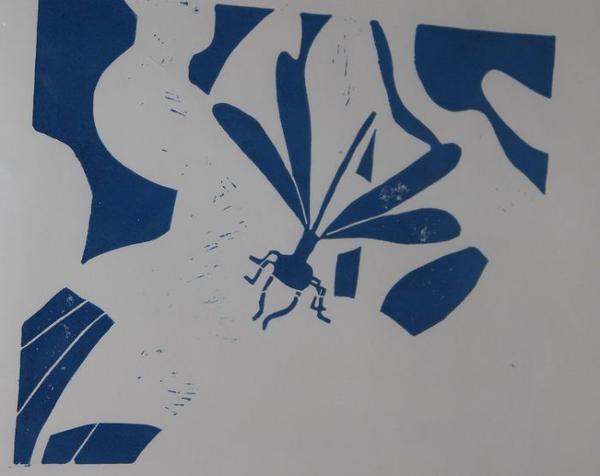 Eine stilisierte blaue Libelle mit großen Flügeln auf weißem Hintergrund