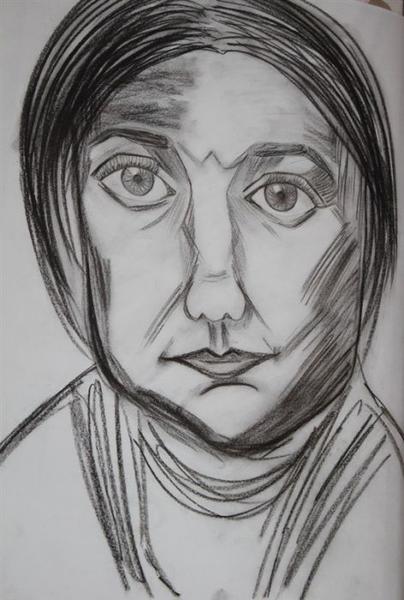 Eine Frau mit mittellangem dunklem Haar blickt ernst und ruhig nach vorne