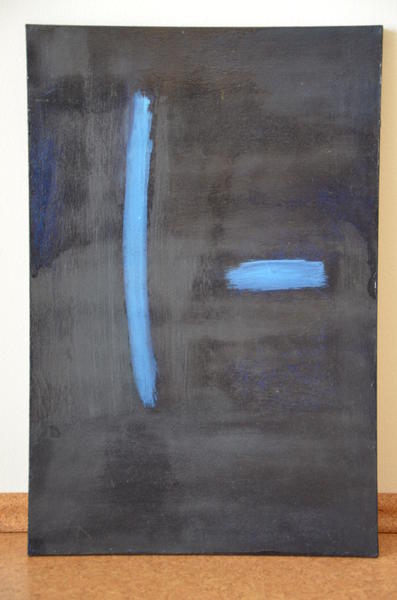 Das Bild zeigt ein abstraktes Gemälde mit einem langen und einem kurzen blauen Strich auf schwarzem Hintergrund