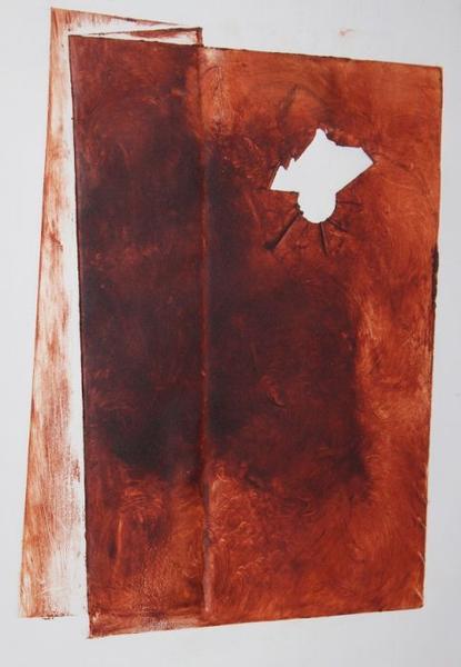 Ein rötlich-braunes, rechteckiges Blatt mit Loch und auffälligen Pinselstrukturen
