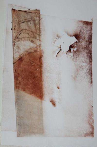 Ein abstraktes Kunstwerk mit braunen und rostigen Farbflecken auf hellem Grund