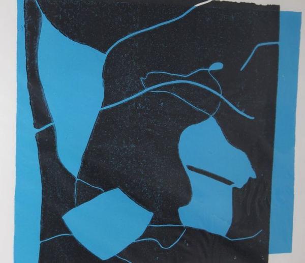 Eine abstrakte Komposition aus schwarzen und blauen Formen mit geschwungenen Linien