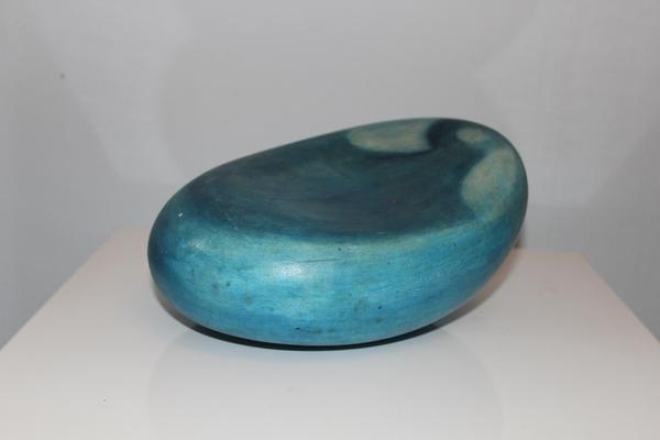 Ein glatter blauer Stein mit abgerundeten Kanten und natürlichen Farbtönen