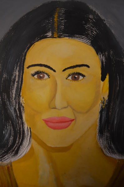 Eine Frau mit langen dunklen Haaren, großen braunen Augen und rosa Lippen auf gelblichem Hintergrund lächelt freundlich