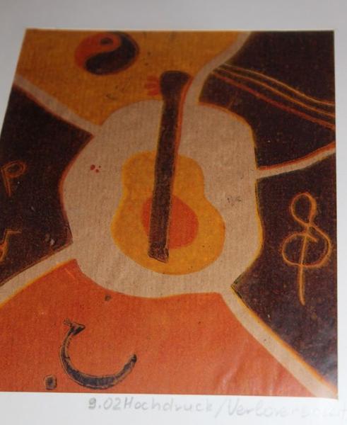 Ein Kunstwerk zeigt eine stilisierte Gitarre in Braun und Orange mit Musikmotiven