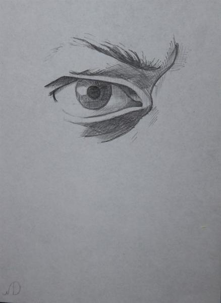 Eine Bleistiftzeichnung zeigt ein einzelnes Auge mit aufmerksamem Blick und scharfen Linien
