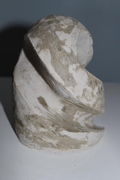 Abstrakte Skulptur mit gedrehtem grauweißem Muster auf hellem Untergrund