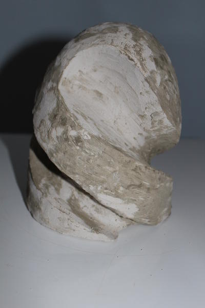 Eine abstrakte Skulptur in Beige und Weiß mit organischer, verdrehter Form
