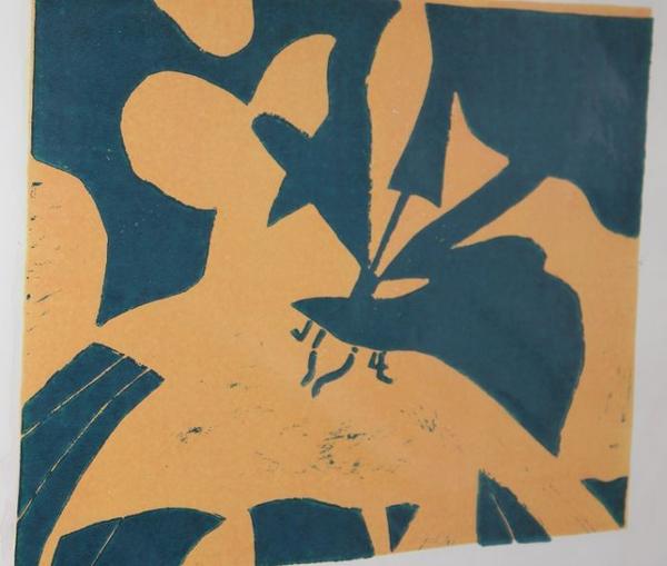 Ein abstraktes Kunstwerk zeigt grüne und orange Flächen mit floralem Muster