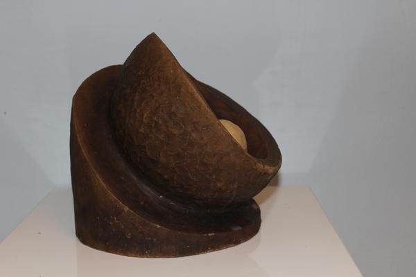 Abstrakte braune Skulptur mit runder, gehämmerter Oberfläche und glattem Inneren