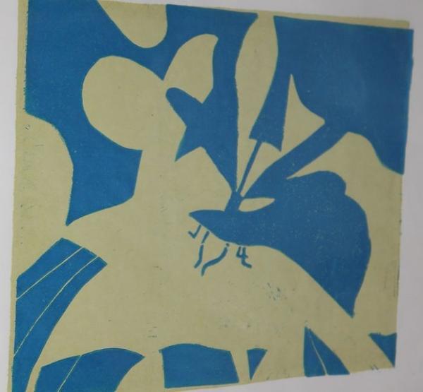Eine abstrakte blaue und gelbe Grafik zeigt stilisierte Formen und scharfe Kanten