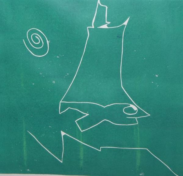Eine abstrakte Figur mit kantigem Gesicht und markanter Spirale auf grünem Hintergrund