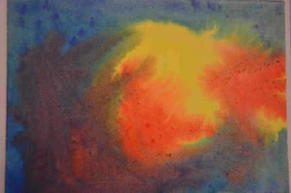 Abstraktes Gemälde mit leuchtenden Gelb und Orange auf dunklem blauem Hintergrund