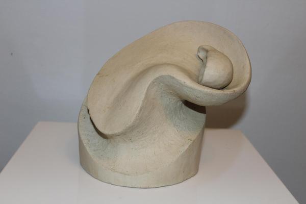 Abstrakte helle Skulptur mit geschwungenen Linien und interessantem organischem Schwung