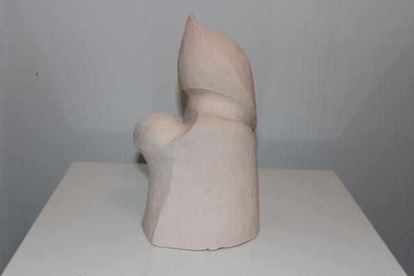 Eine helle, abstrakte Skulptur mit runden und spitzen Formen auf weißem Sockel