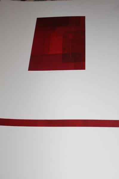 Ein abstraktes Kunstwerk mit einem roten Quadrat und einem roten Streifen auf weißem Hintergrund