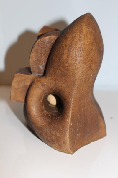 Abstrakte braune Skulptur mit glatter Oberfläche und organischen, geschwungenen Formen