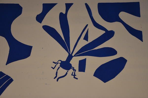Eine blaue stilisierte Insektenfigur mit ausgebreiteten Flügeln auf hellem Grund