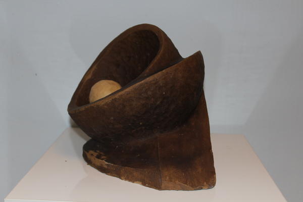 Abstrakte braune Skulptur mit kugelförmigem Element und strukturierter Oberfläche